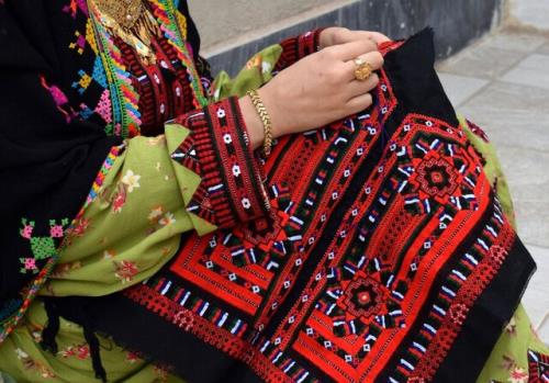 بررسی ارتباط صنایع میان دستی و لباس