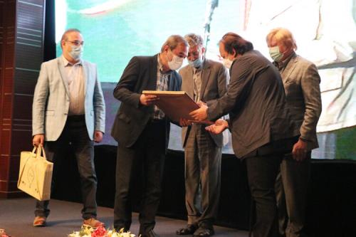 اهدای نخستین لوح ویژه فر فرهنگستان هنر به مجید مجیدی