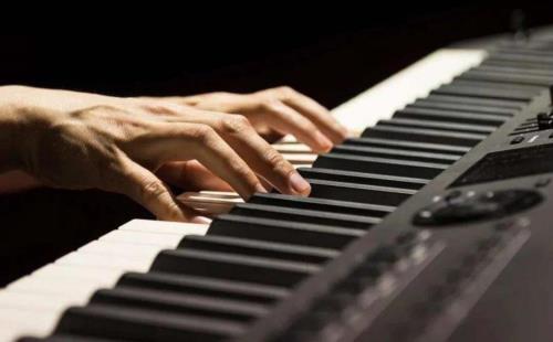 بررسی و معرفی اجمالی پیانو آکوستیک