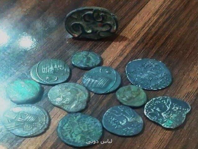 کشف ۷۴ قلم اشیا عتیقه قدیمی در نهاوند