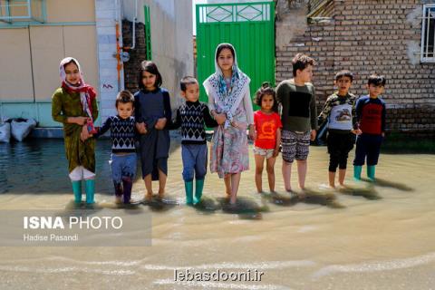 نقاشی های كودكان سیل زده روی دیوار می رود