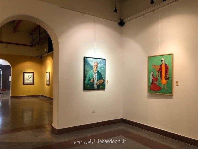 بازدید عباس صالحی از یك نمایشگاه نقاشی با سوژه دفاع مقدس