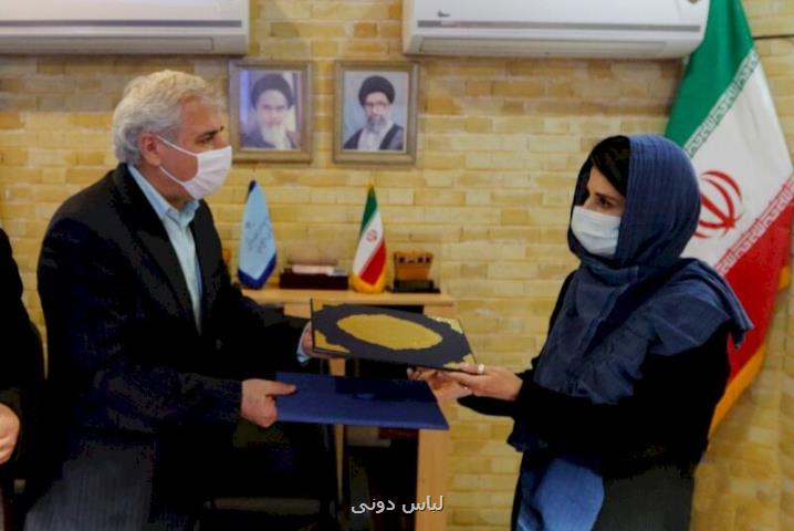 اهدای مجموعه دستباف های نفیس پرویز تناولی به وزارت میراث فرهنگی