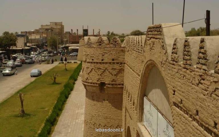 قلعه ناصری ایرانشهر با رعایت پروتكل های بهداشتی میزبان گردشگران است